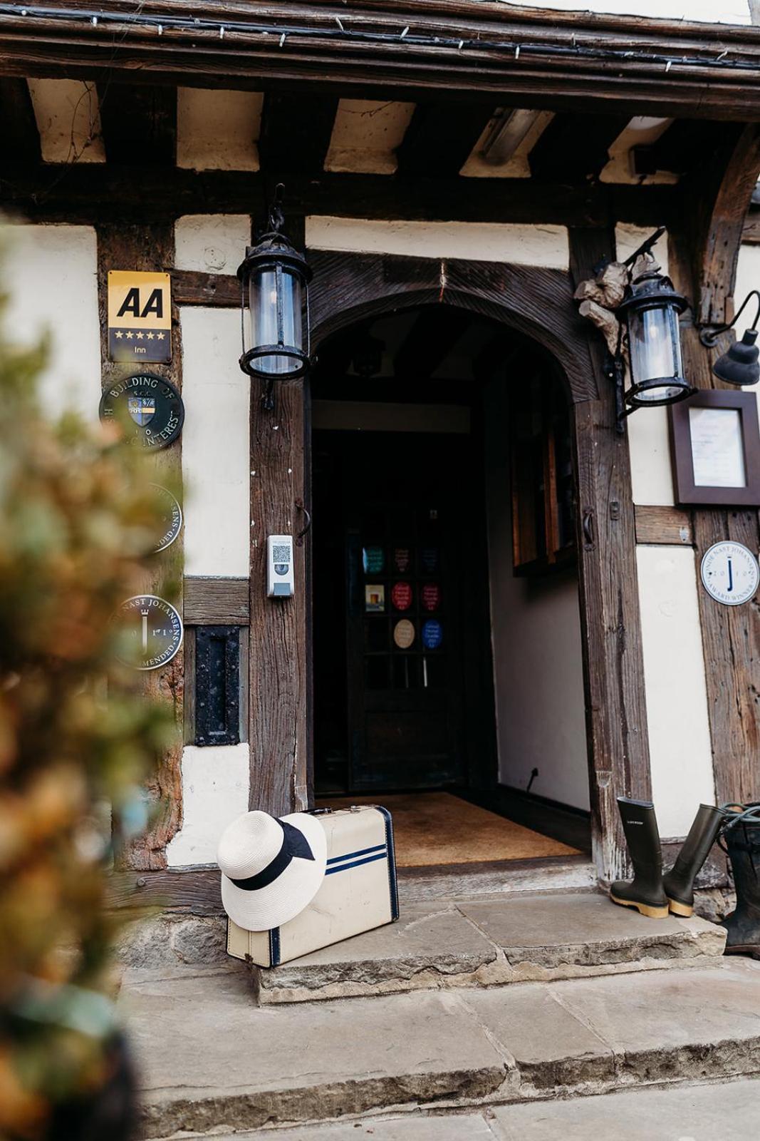 The Crown Inn Chiddingfold Exteriér fotografie